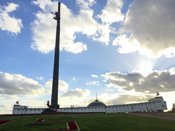 City tour por Moscú incluye pasar por el Parque de la Victoria con el obelisco de 141,8 metros en honor a los caídos en la Segunda Guerra Mundial