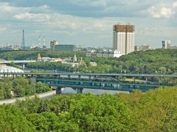 Guía de Moscú explica sobre cad atraccion que insluye el City tour y lo que ve el viajero
