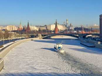  turismo en Moscú en invierno, se congela el río pero hay visitas