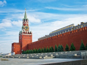 Torre del Kremlin de Moscú que tiene reloj. Se llama Spasskaya que significa del Salvador. Tour en español