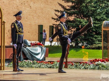 Hay que ver en Moscú el Cambio de guardia en el monumento de los caídos en la Segunda Guerra Mundial que duró 1941-1945 para Rusia. 
