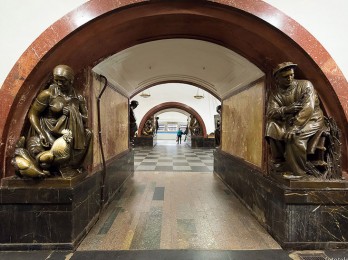 Ver con guía las estaciones del metro de Moscú más bonitas. Ploshad Revolutsii con las esculturas de bronce
