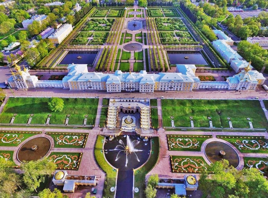 Tour Peterhof San Petersburgo: palacio y fuentes. Paseo por los canales en barco - foto 1