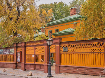Tour con guía en españo la la casa de León Tolstoy de Moscú, puerta de madera