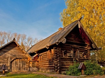 Pueblo típico de Rusia tiene casas de madera, tour por el anillo de oro con guía en transporte privado