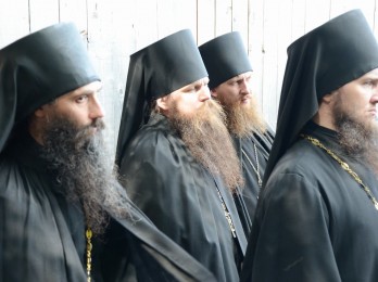 Los monjes de la iglesia ortodoxa rusa en el monasterio de San Sergio en Sergiev Posad