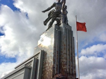 Visita del monumento al trabajador y la mujer campesina en Moscú. Obra ganadora de a feria de París del 1937