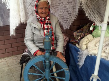 Pueblo en Rusia, tejido de lana de cabra por una abuela rusa. Visitando Sergiev Posad