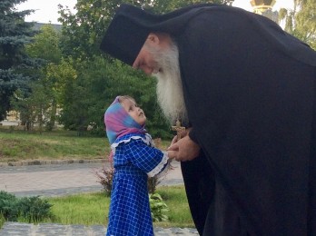Guía tomó foto al Monje de la iglesia ortodoxa de Rusia del monasterio de San Sergio en Sergiev Posad