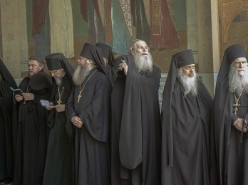 Los monjes de la iglesia ortodoxa rusa en el monasterio de San Sergio en Sergiev Posad, Rusia