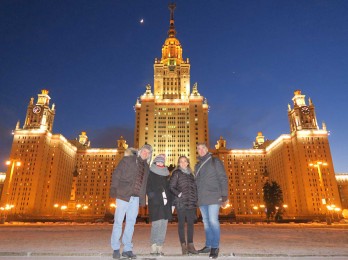 Tour nocturno por Moscú con guía en español. La Universidad estatal de Moscú es la más prestigiosa de Rusia