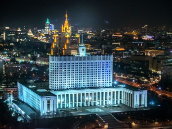 Casa del gobierno de Rusia en Moscú de noche tour y guía en Rusia