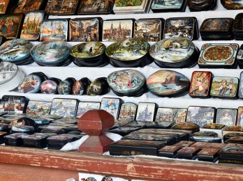 Tour en Moscú para comprar los souvenirs a mejor precio. Cajitas de miniaturas pintadas a mano lacadas