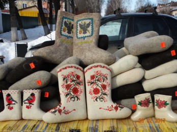 Válenki, las botas rusas de nieve de lana prensada. Se venden en el mercado Izmailovo de Moscú