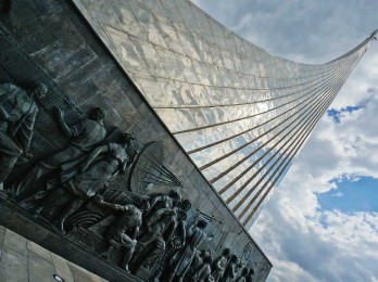 Museo espacial en Moscú, Rusia. Monumento soviético de la URSS a los conquistadores del espacio con titanio