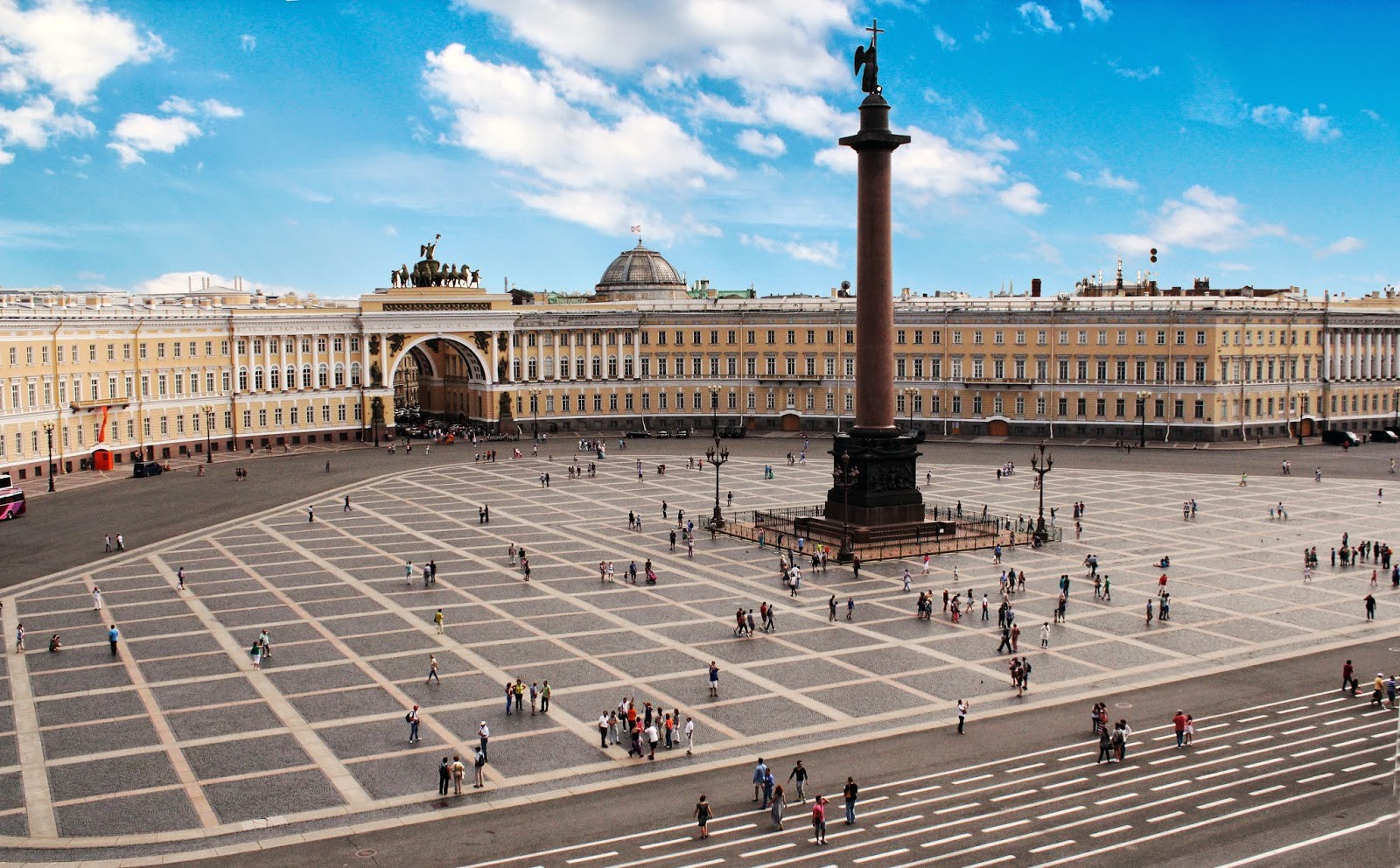 Tours San Petersburgo con guía en español. La plaza del palacio y la columna de Alejandro 1 de Rusia