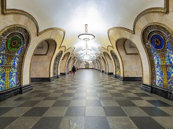Tour Metro de Moscú con guía. Novoslobodskaya, es una de las estaciones que hay que ver