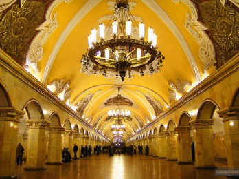 Metro de Moscú en español. Komsomolskaya es la parada más lujosa