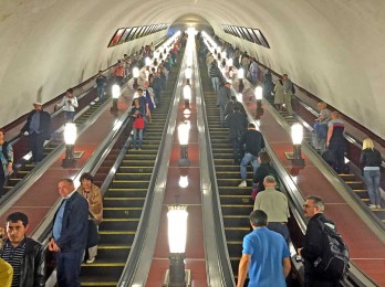 Tour por el metro de Moscú le explicará por qué es tan profundo. La escalera mecánica