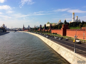 El río Moscova dió origen al nombre de Moscú. El Kremlin está al lado del río