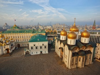 Kremlin por dentro tiene muchas iglesias antiguas y bonitas. Qué es tour en español