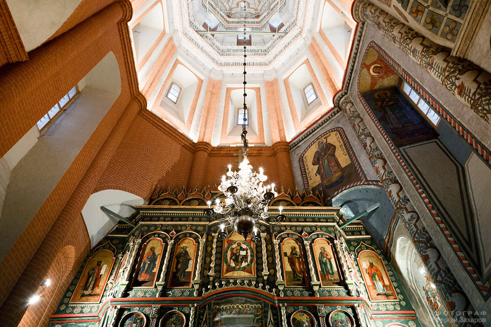 Interiores de la Catedral de San Basilio, torre o iglesia del medio del conjunto. Tour y guía