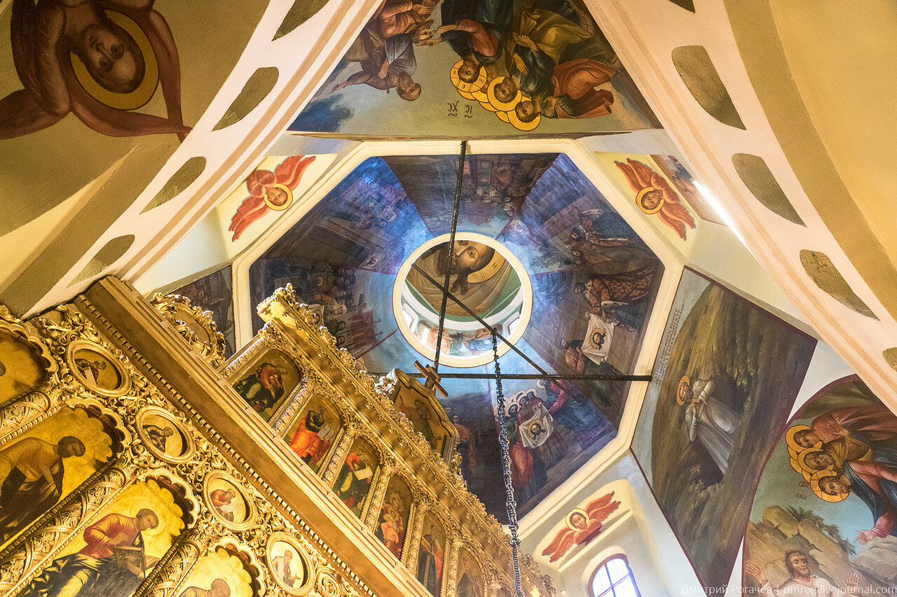 Interiores de una de las capillas de la Catedral de San Basilio de Msocú. Foto guía 