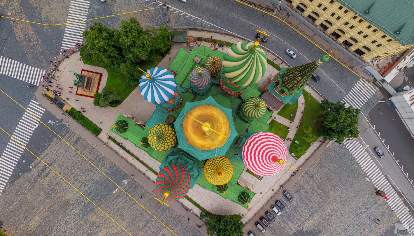Catedral de San Basilio de Moscú, las cúpulas vista aerea. Guía