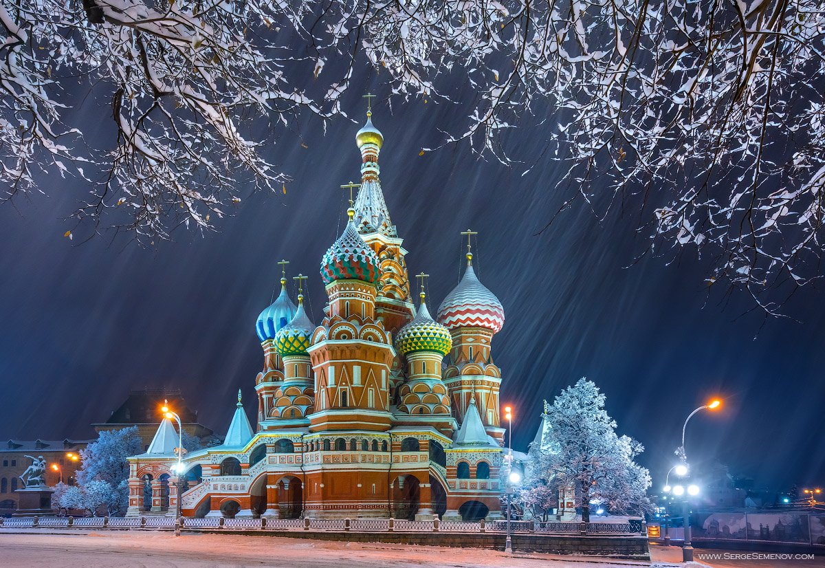 Invierno en Moscú, la catedral de San Basilio de noche con nieve