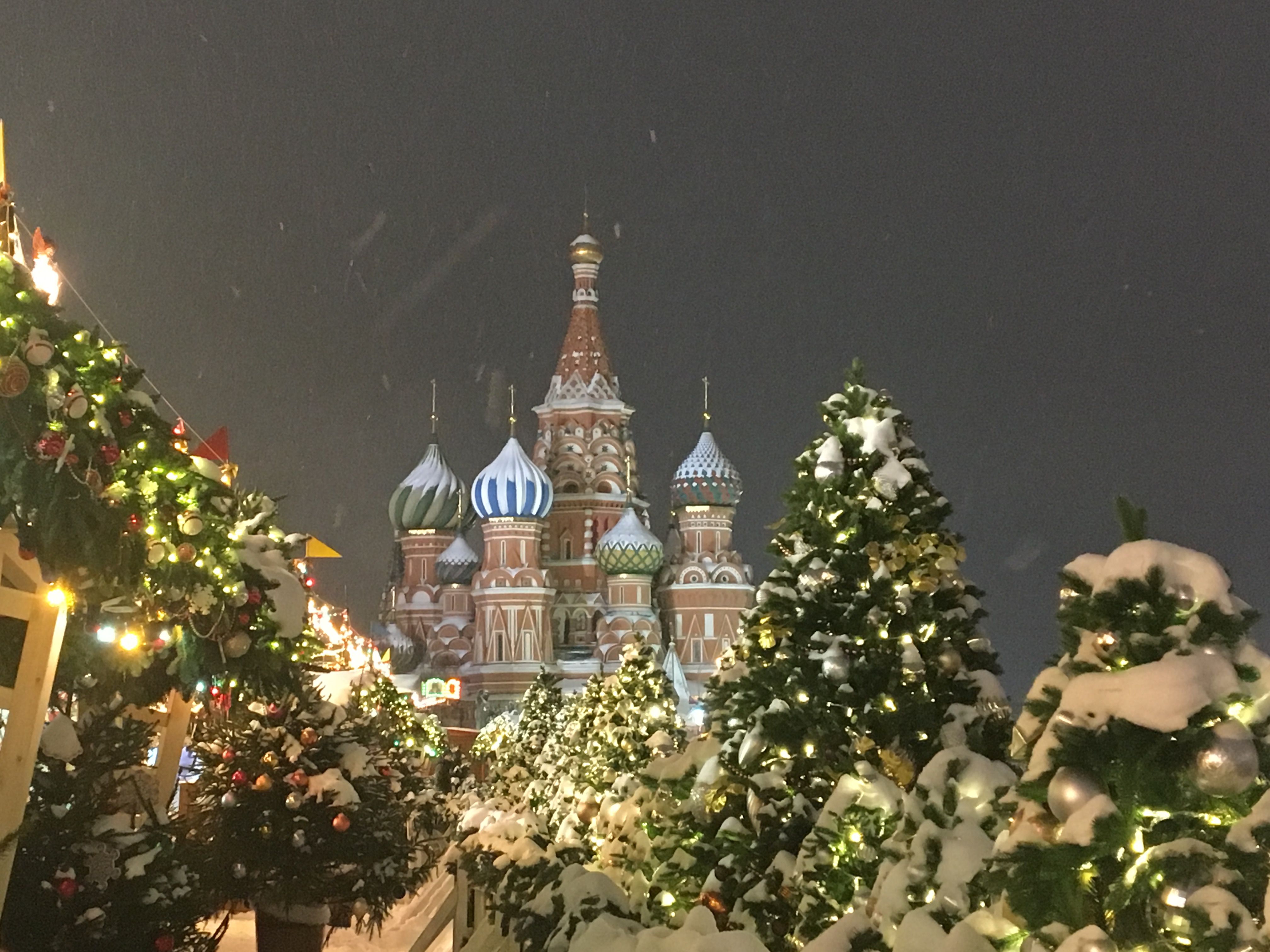 Plaza Roja en invierno en Moscú. En el fondo sale la catedral de San Basilio iluminada de noche. Navidad en Rusia