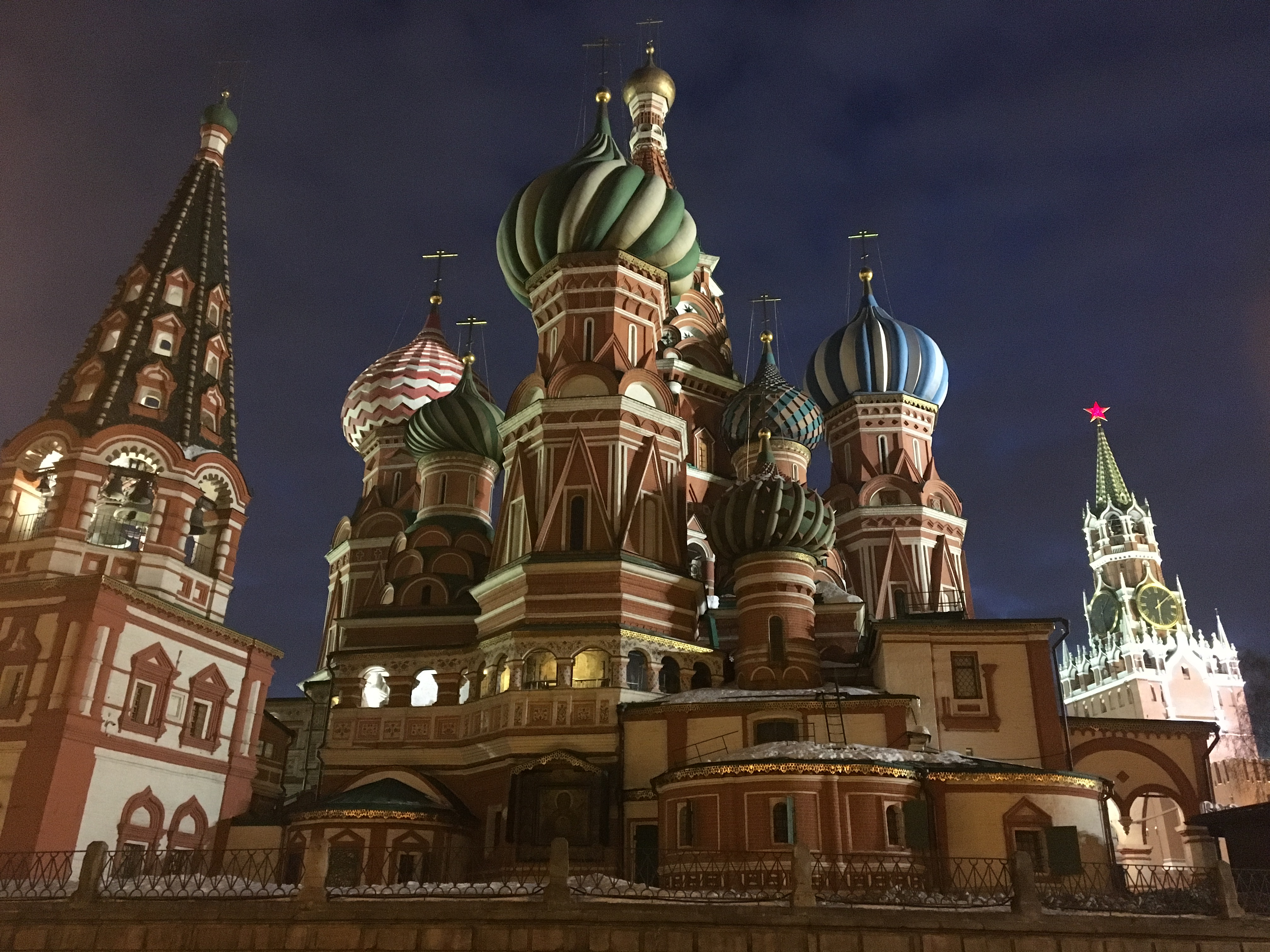 La catedral de San Basilio en la Plaza Roja de Moscú de noche iluminada, tour en español