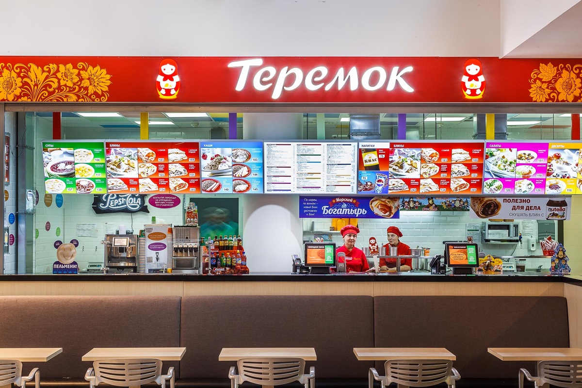 Donde comer en Moscu barato, precios del restaurante Teremok donde hacen crepes o panqueques tipicos rusos