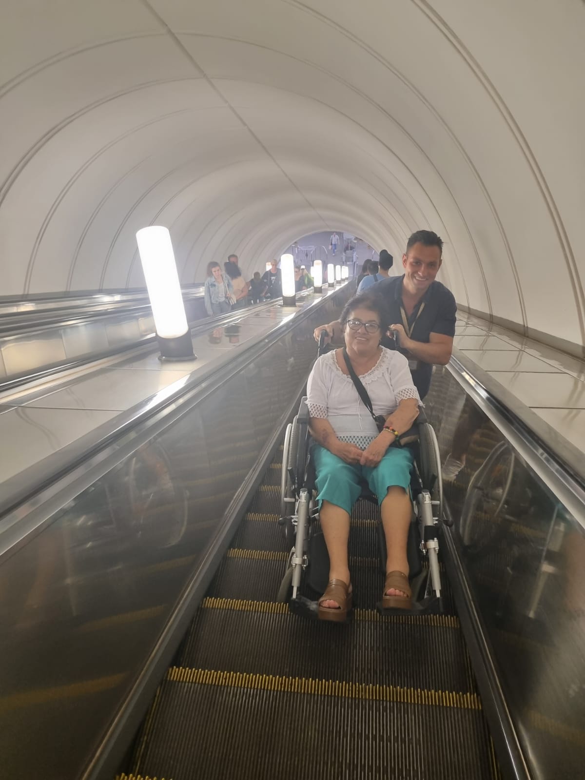 El guía Nikolay Borkovoy ayuda durante un tour por el metro de Moscú en español